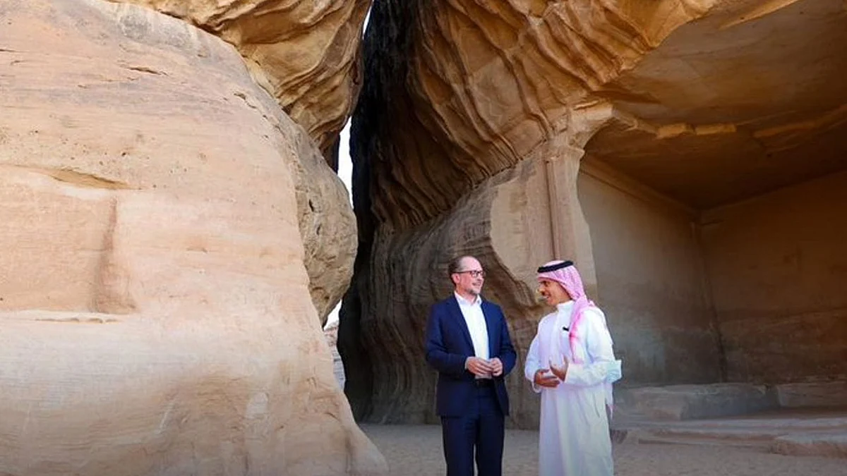 وزير الخارجية يصطحب نظيره النمساوي في جولة بمحافظة العلا