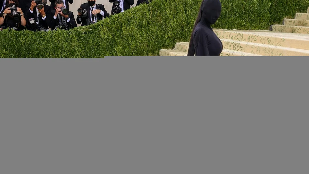 ميت جالا 2021.. كيم كارداشيان بإطلالة خفية والنجمات يستعرضن مجوهراتهن