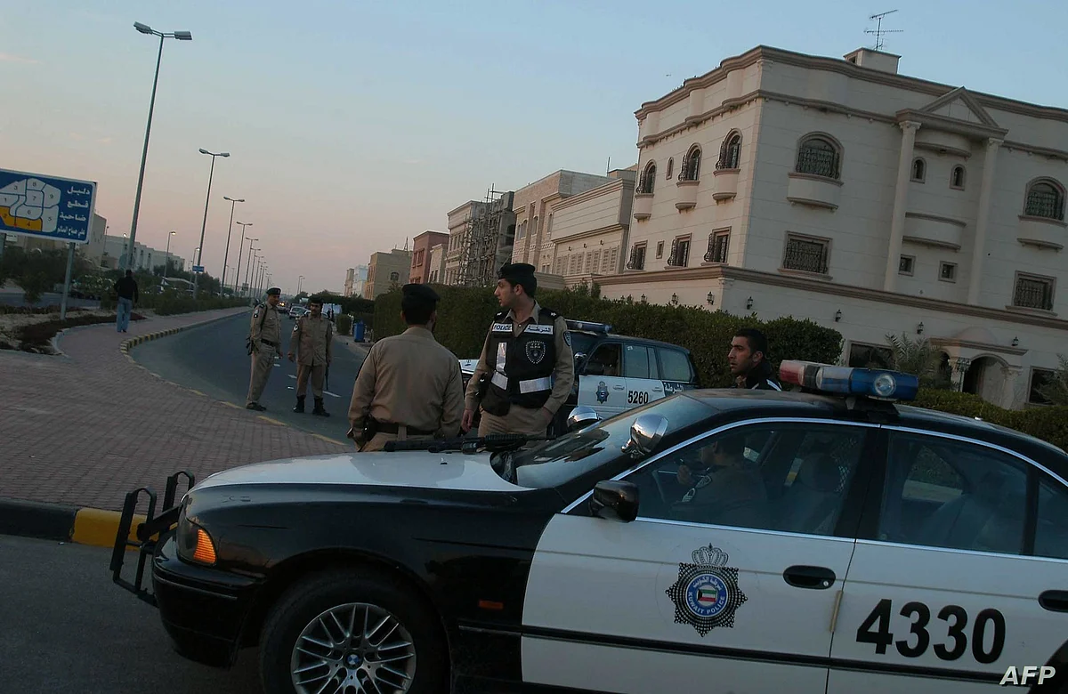 كويتي يضرب والديه ويطعن رجلي أمن بسكين.. والشرطة تتدخل