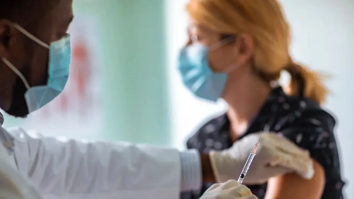 جدل حول الجرعة الثالثة.. ماذا يقول العلماء عن تراجع فعالية لقاح كورونا؟