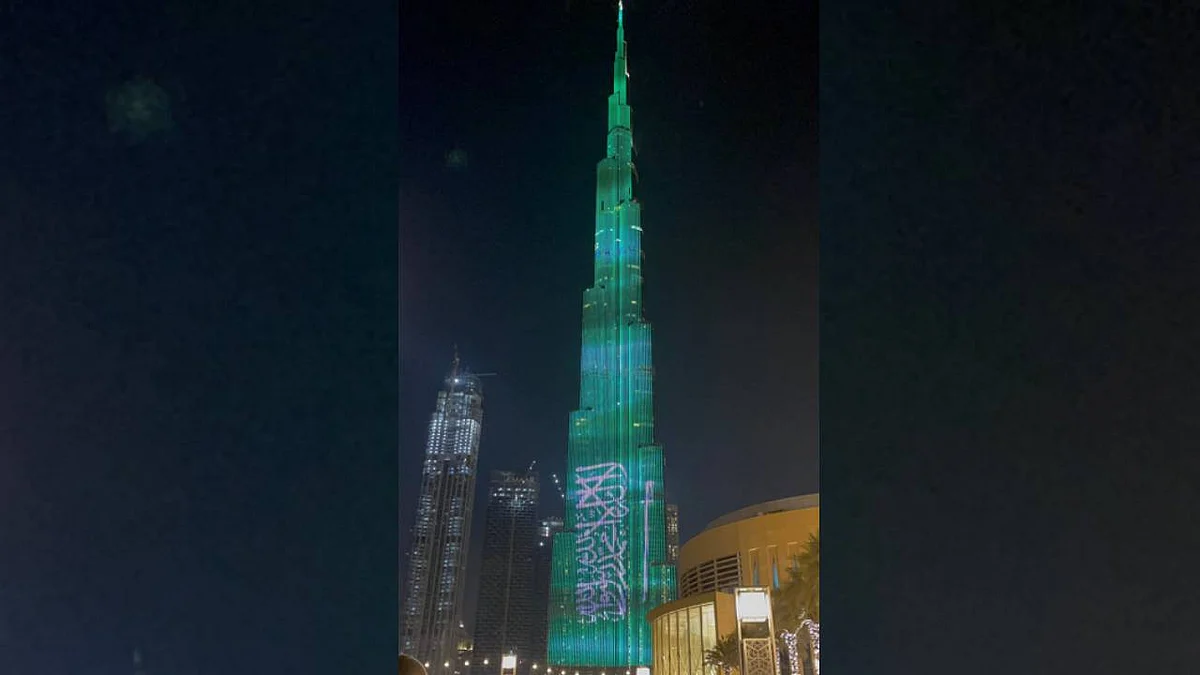 برج خليفة يضيء بالعلم السعودي احتفالًا باليوم الوطني للمملكة