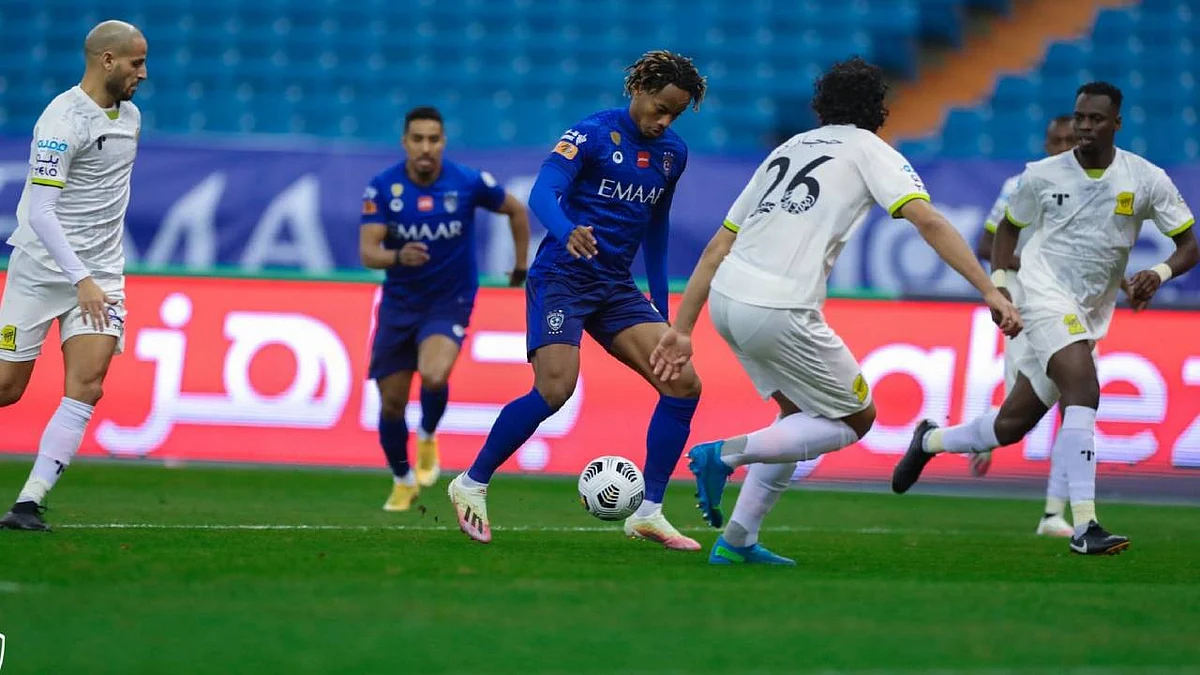 شاهد.. تسديدة خطيرة من «فييتو» يتصدى لها «القرني» بديربي الشباب والهلال