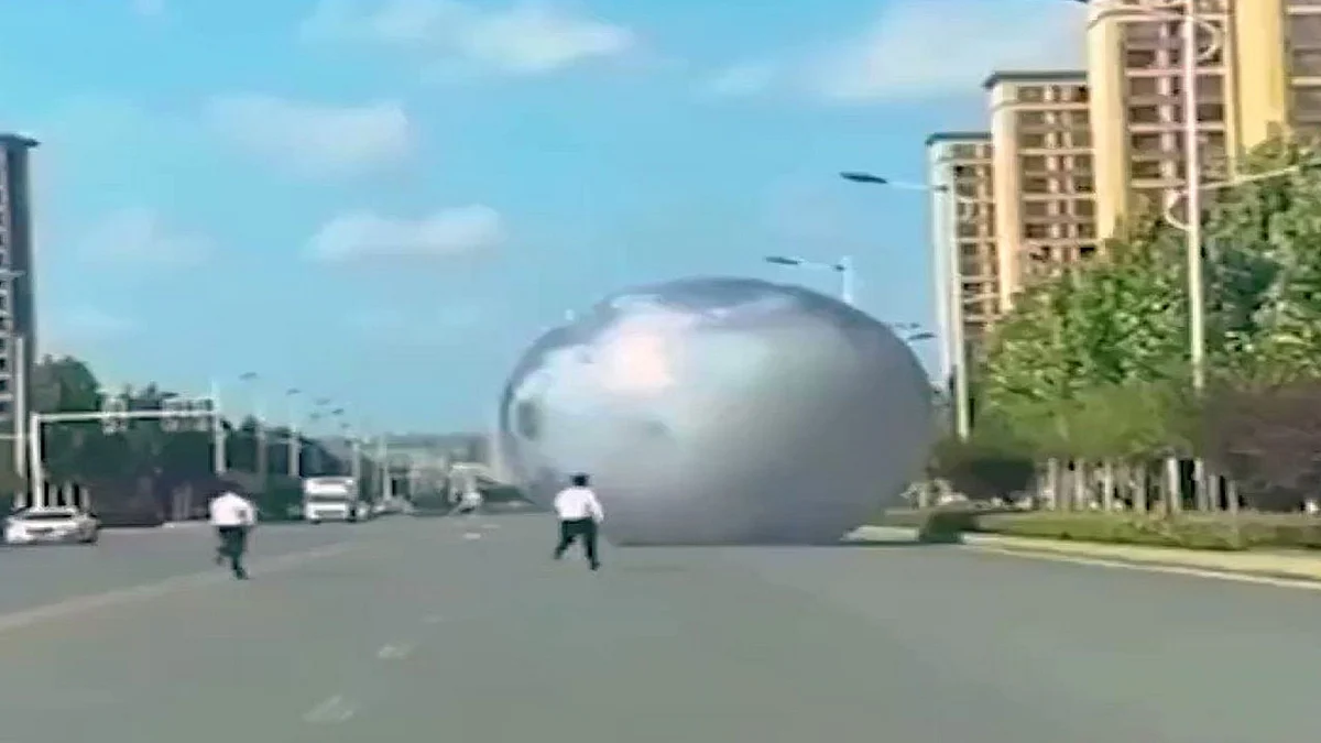 مقطع فيديو يوثّق تدحرج كرة عملاقة في شوارع الصين.. قفزت على المارة والسيارات