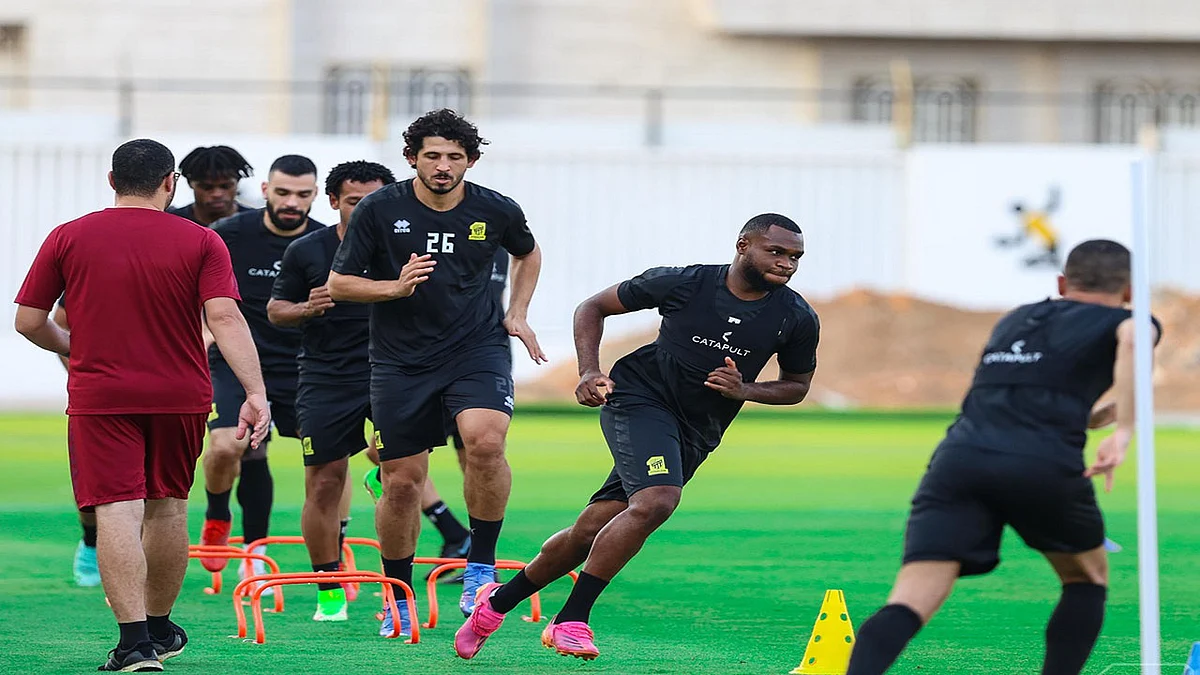 الاتحاد والتعاون.. صراع البحث عن الابتعاد بالصدارة والهروب من القاع