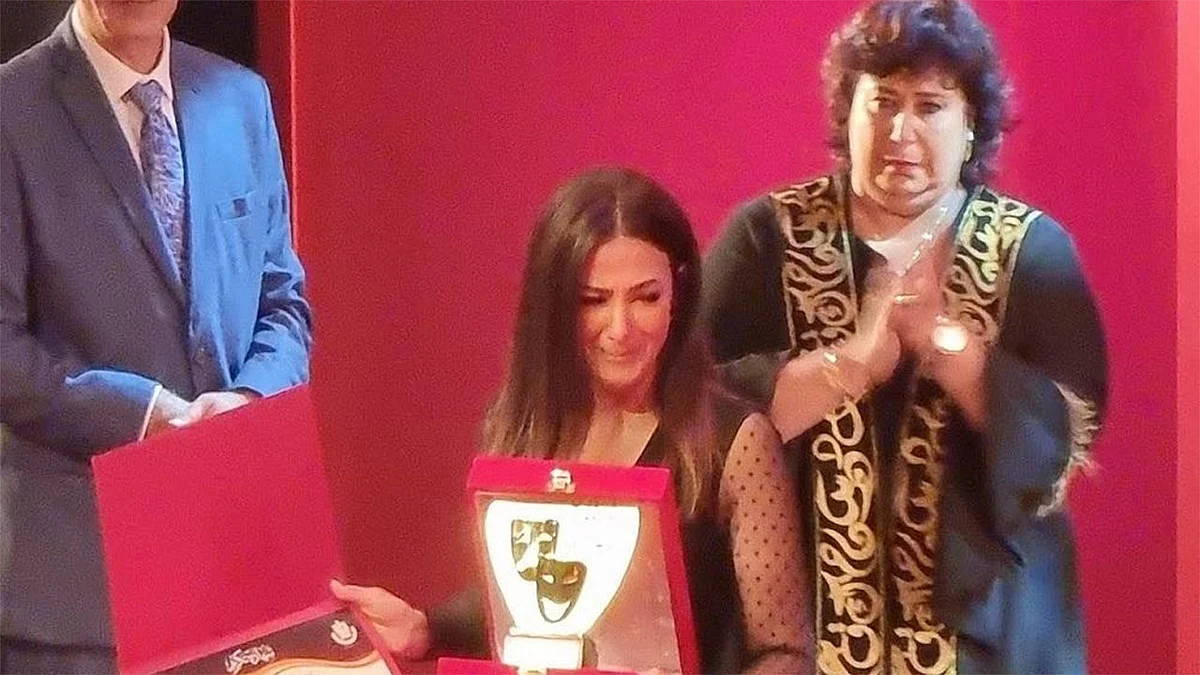دنيا سمير غانم تنهار بالبكاء في أول ظهور لها خلال تكريم والديها
