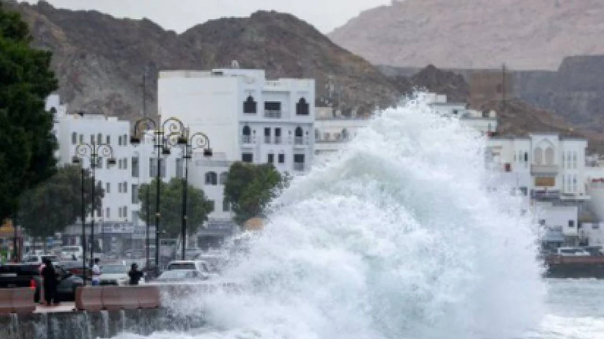 خبير: مركز الإعصار شاهين يبعد 80 كيلومترًا عن شواطئ عُمان