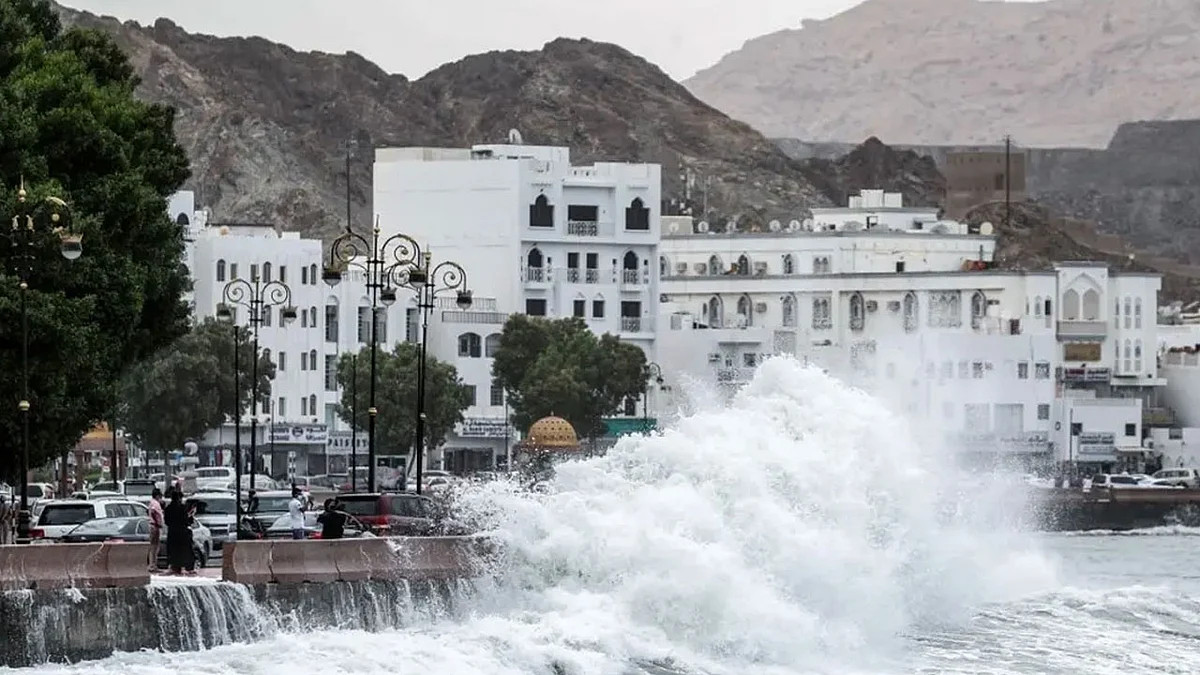 إعصار شاهين.. عُمان تحذر الجميع: الخروج من المنزل غير آمن وتلوح بالمساءلة القانونية للمخالفين