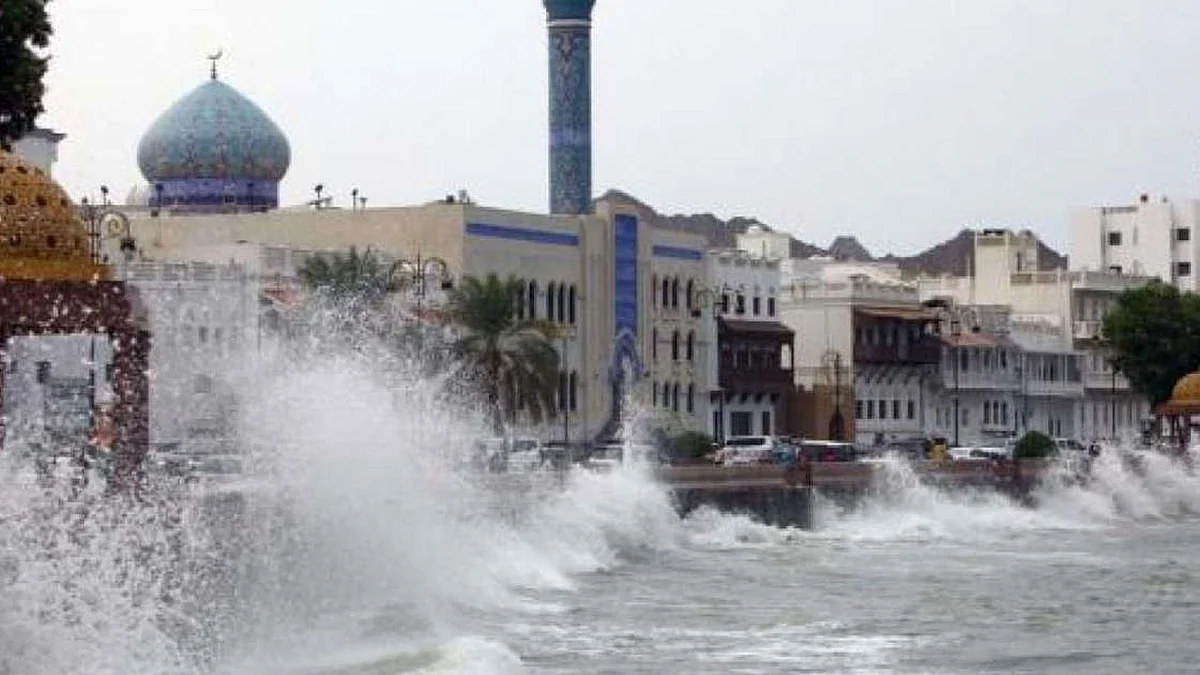 الإعصار شاهين.. غرق سفينة خشبية بميناء السلطان قابوس بسلطنة عُمان