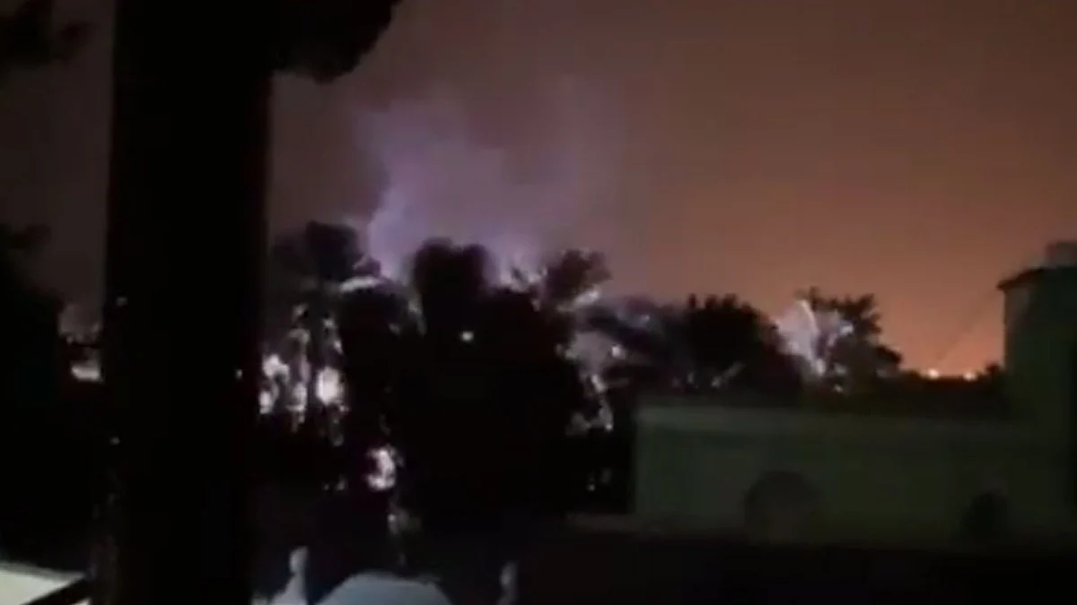 لحظات تحبس الأنفاس.. مقطع لانفجار مجمع كهرباء في عُمان بسبب إعصار شاهين