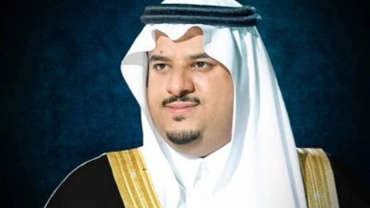 بالصور.. أمير الرياض بالنيابة يسلم عددًا من المواطنين وثائقهم من منصة «إحكام»