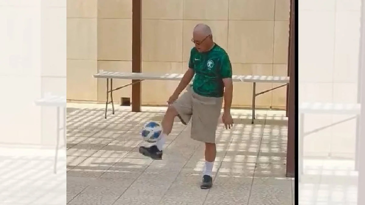 شاهد.. السفير الياباني بـ«قميص الأخضر» قبل مواجهة السعودية ومنتخب «الساموراي»