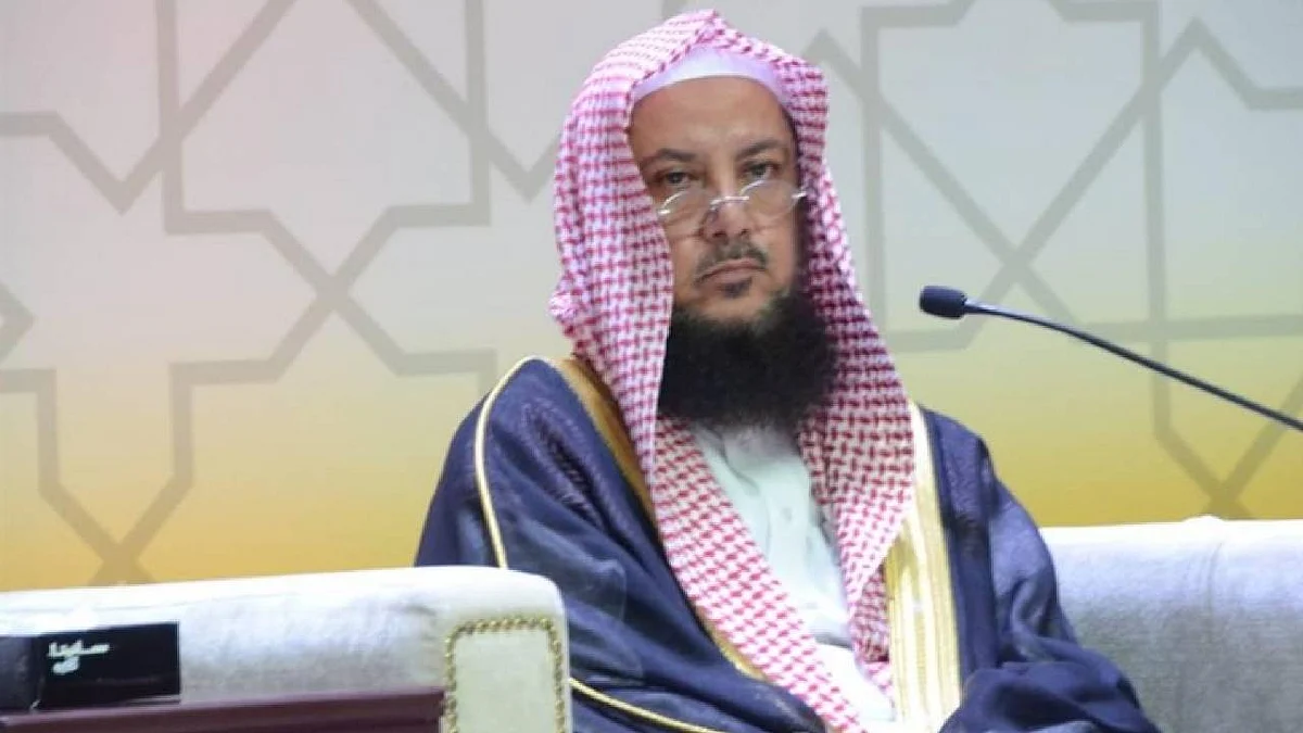 ما حكم من ينادي والده باسمه وأمه بالعجوز؟ عضو هيئة كبار العلماء يجيب