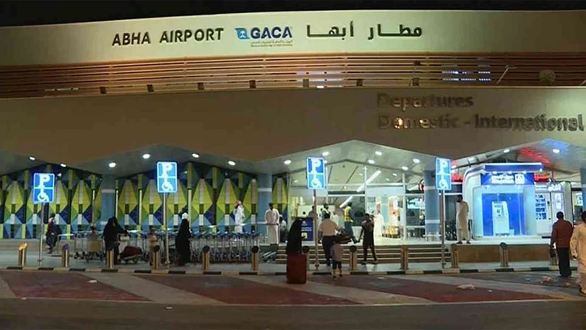 إصابة 4 من العاملين بمطار أبها.. التحالف: استهداف الحوثي للمدنيين جريمة حرب