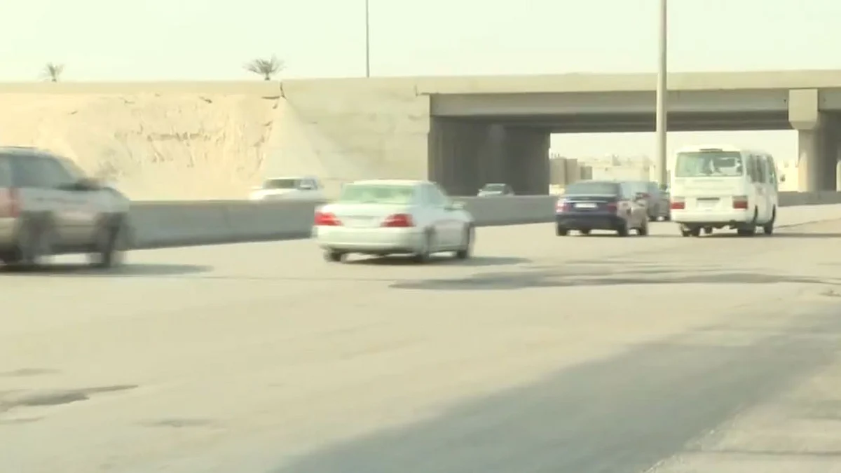 بالفيديو.. معاناة السيارات من «أفخاخ الحفر» بطريق أبوحدرية.. والشاحنات السبب