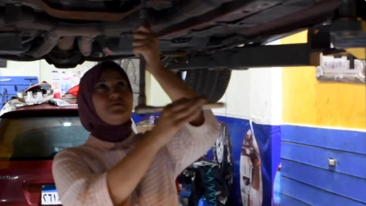 بالصور.. فتاة مصرية تتحدى المجتمع وتفتح ورشة لتصليح السيارات