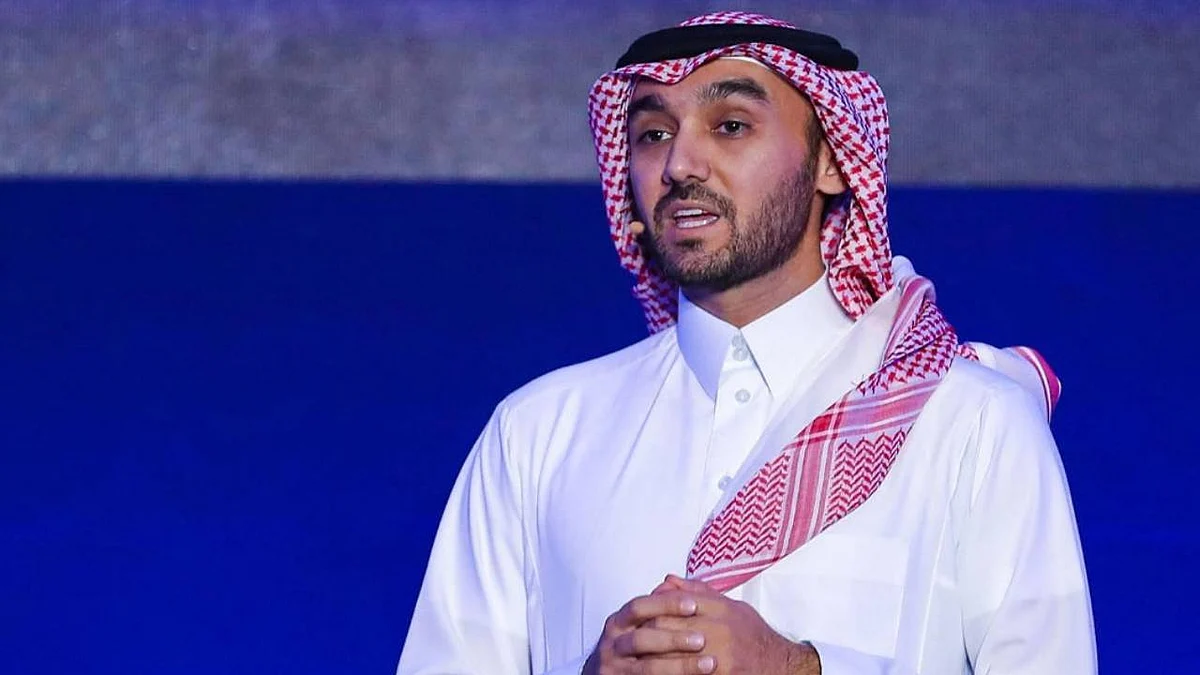 بالفيديو.. وزير الرياضة يُكرم «عاطي الموركي» في مباراة الأخضر والصين