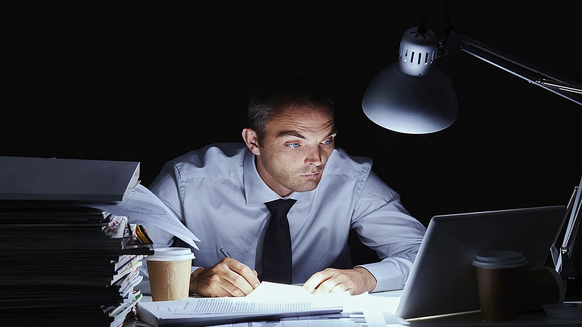 ما الحل الأمثل لمدمني العمل؟.. مختص يوضح