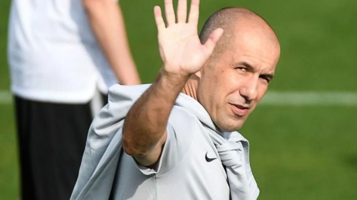 شاهد.. وصول مدرب الهلال لملعب مرسول بارك لمؤتمر ما قبل لقاء النصر