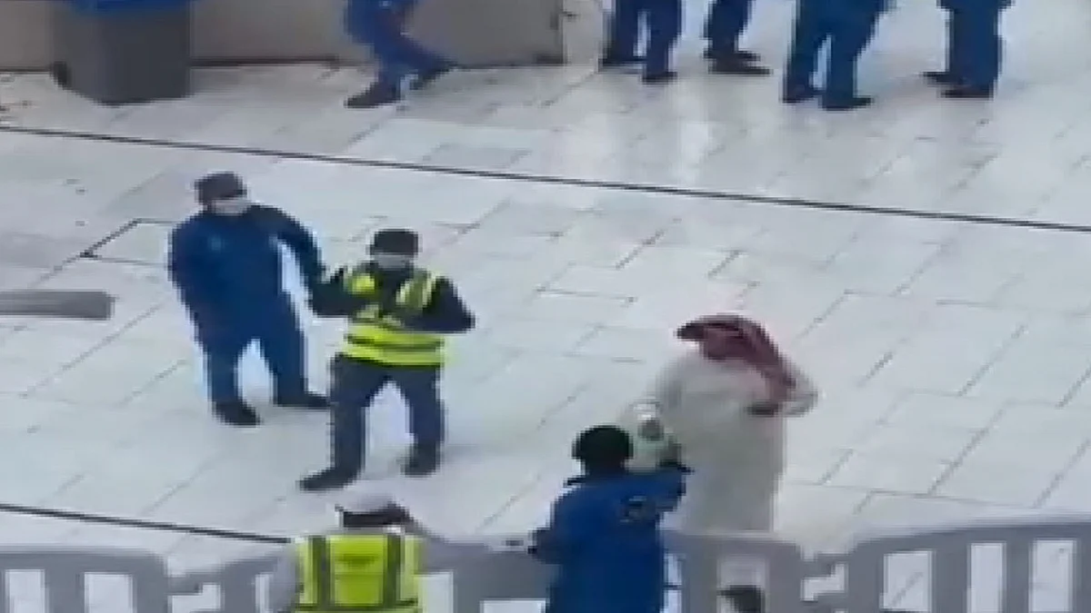 بالفيديو.. مبادرة إنسانية.. مواطن سعودي يوزِّع أموالًا على العاملين بالحرم المكي