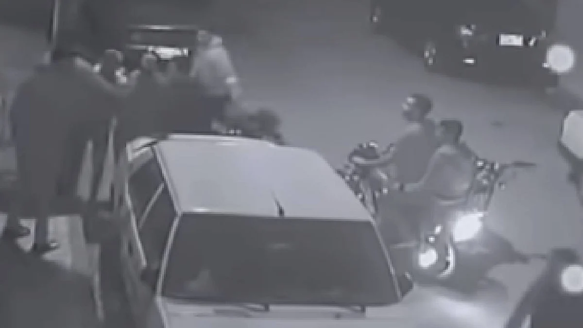جريمة بشعة وثقتها كاميرا مراقبة.. شباب يقتلون زميلهم بـ17 طعنة في مصر
