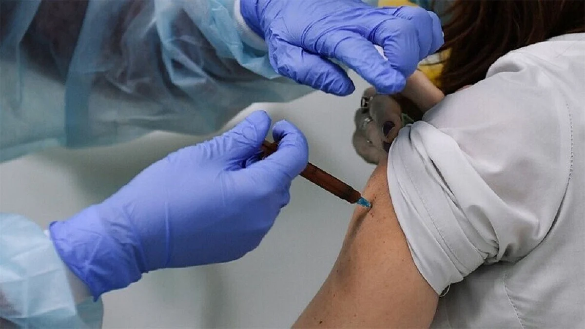 أمريكا تجيز إعطاء متلقي تطعيمات كورونا جرعة معززة من لقاح مختلف