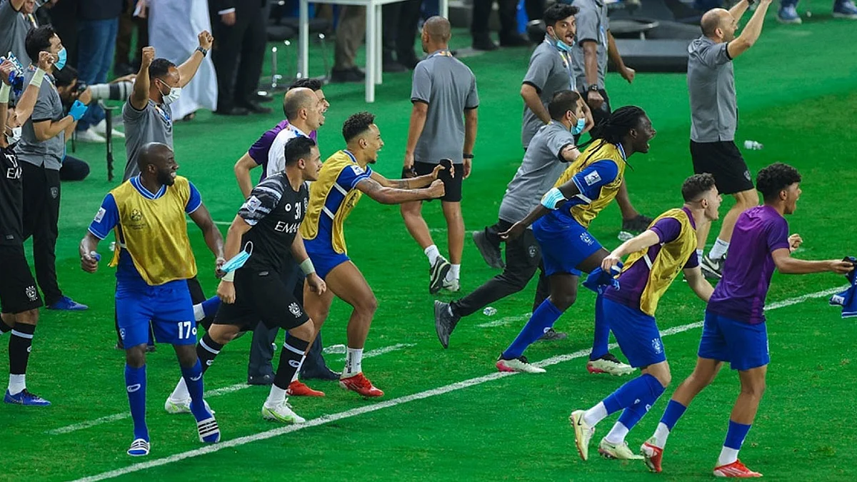 بالفيديو.. مصور يكشف تفاصيل اشتباكات الهلال والنصر.. والبطاقة الحمراء