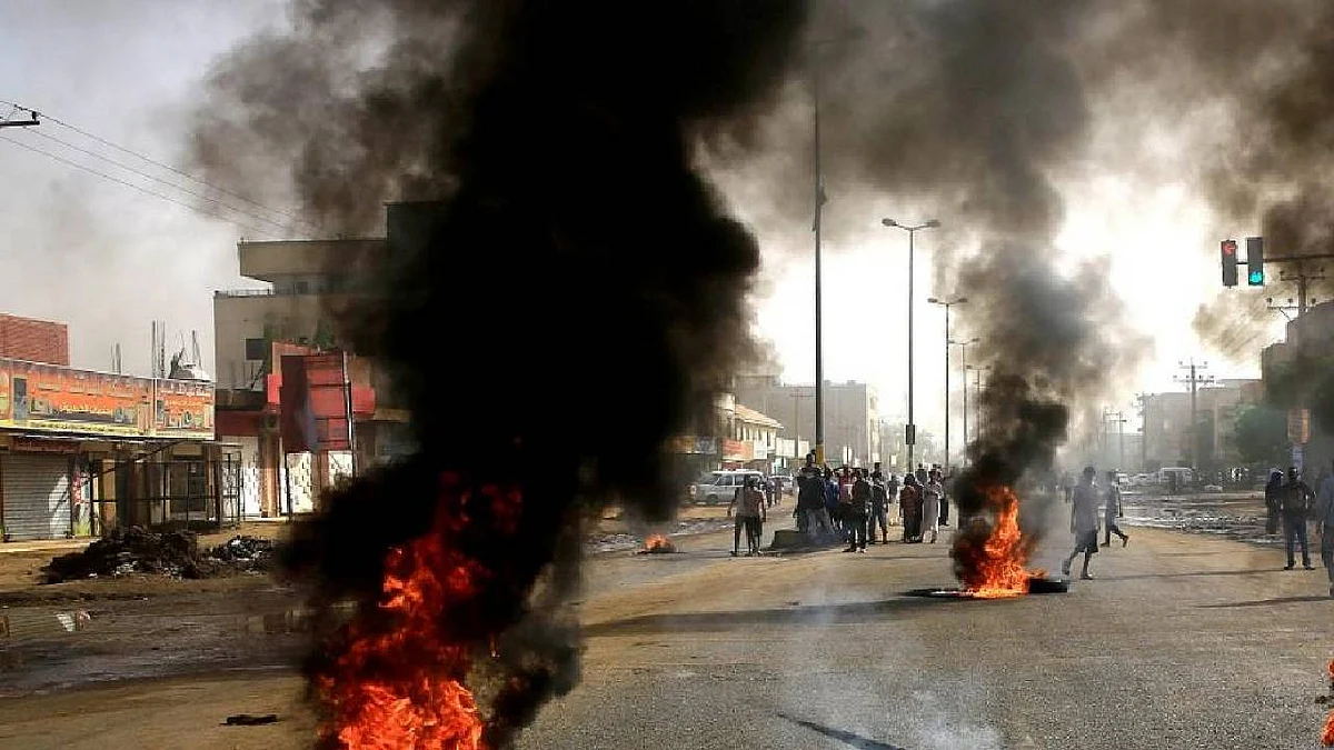 محتجون يحاولون اقتحام وكالة الأنباء السودانية.. والجيش يكثف تواجده على سجن كوبر