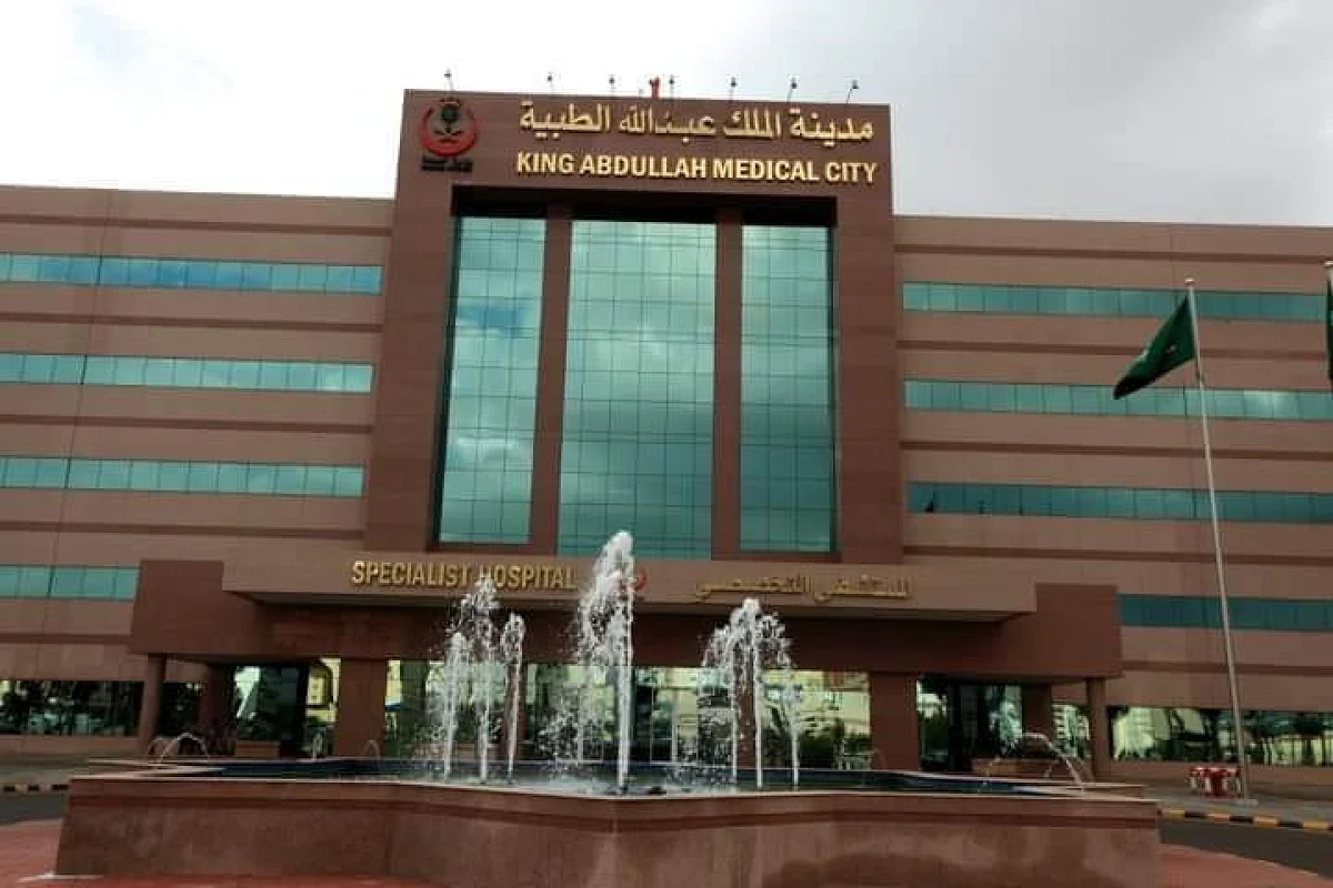 «عبدالله الطبية» تنهي معاناة شاب من ضعف السمع بعد تصلب عظمة الركاب بالأذن