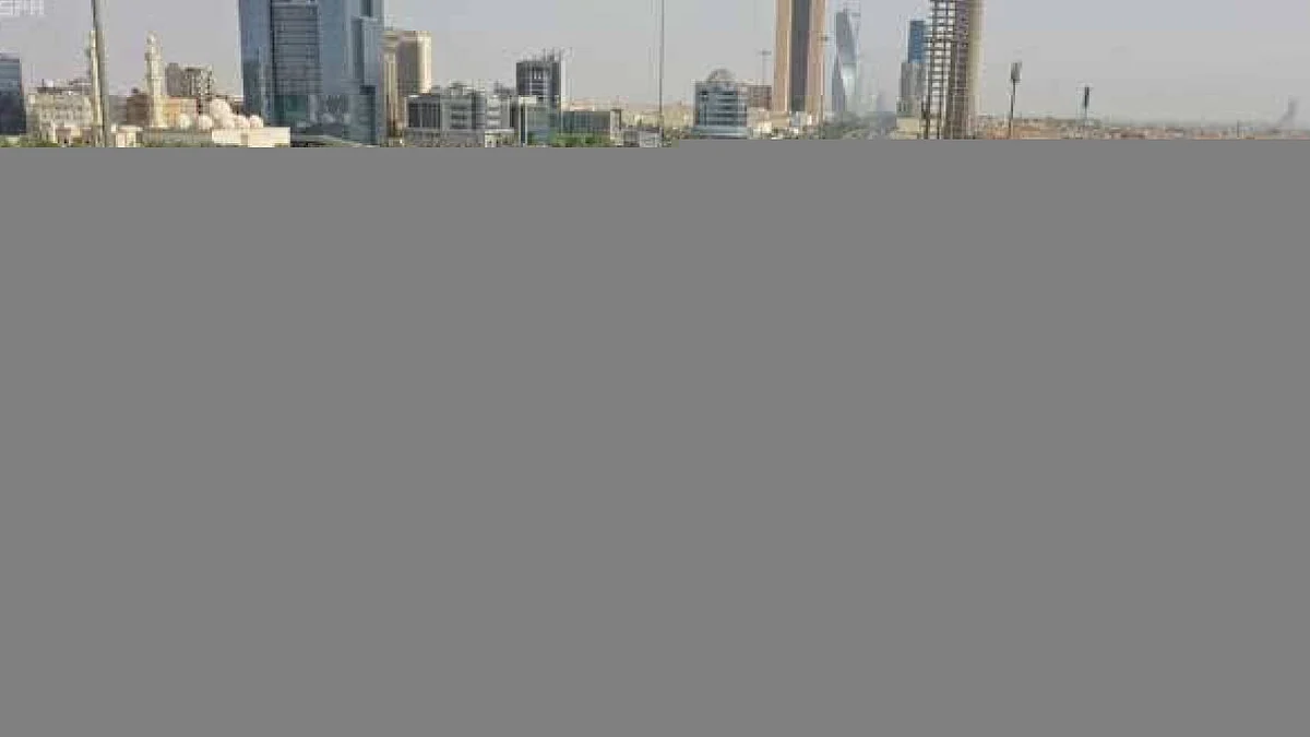 أخبار السعودية اليوم.. تمديد صلاحية تأشيرات الزيارة.. وتوطين مهن التسويق والسكرتارية