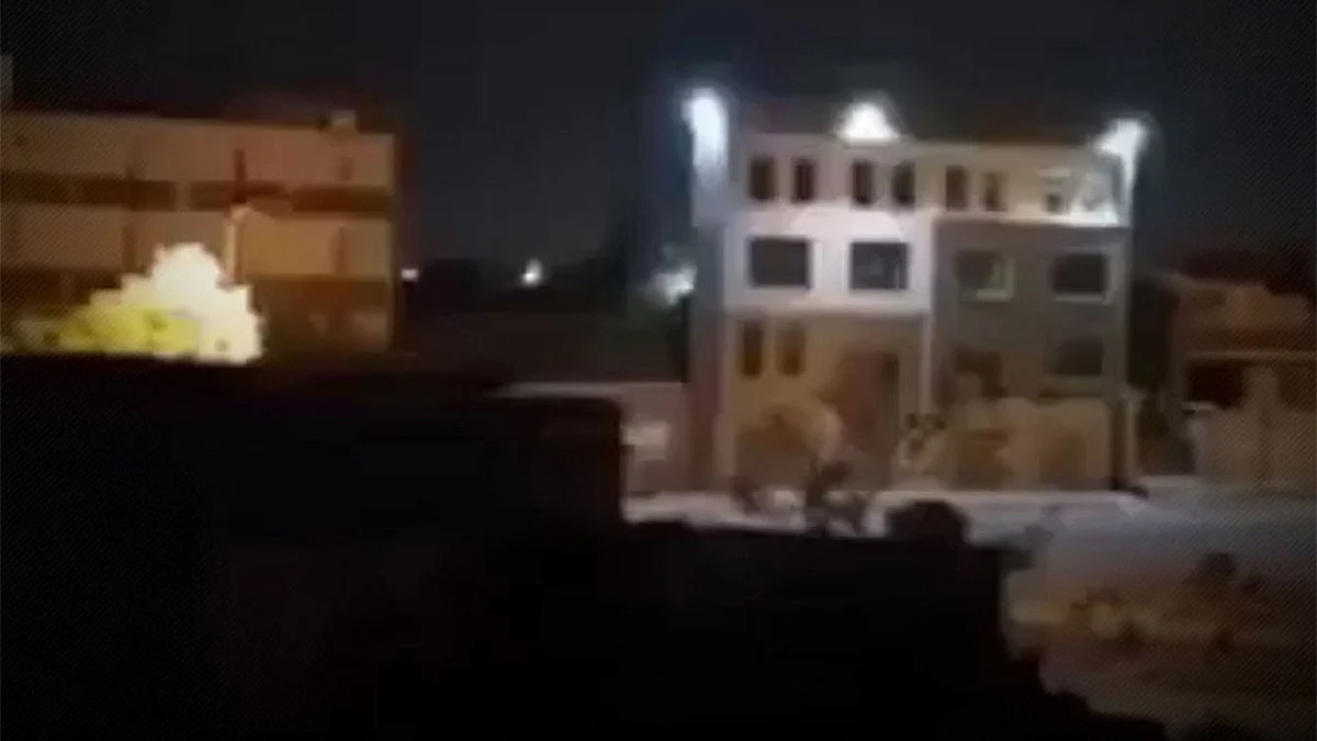شاهد.. اشتباكات بين مسلحين مجهولين في ليبيا وتصاعد ألسنة اللهب قرب مصفاة نفط