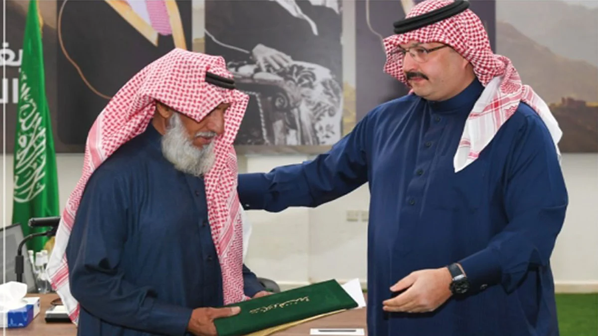 أمير عسير يكرِّم مواطنَيْن بصفتهما نموذجين في قيمتي العفو والوفاء