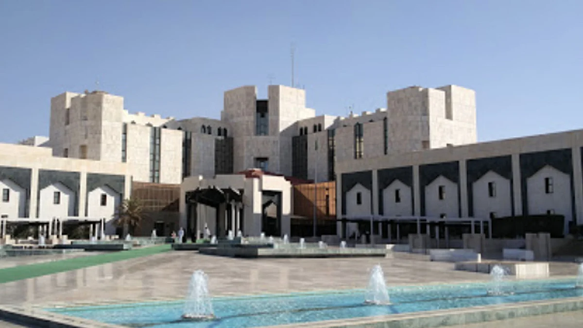 «مستشفى الملك خالد» يكشف تفاصيل قطرة العين الأمريكية البديلة للنظارة.. ويوضّح آثارها الجانبية