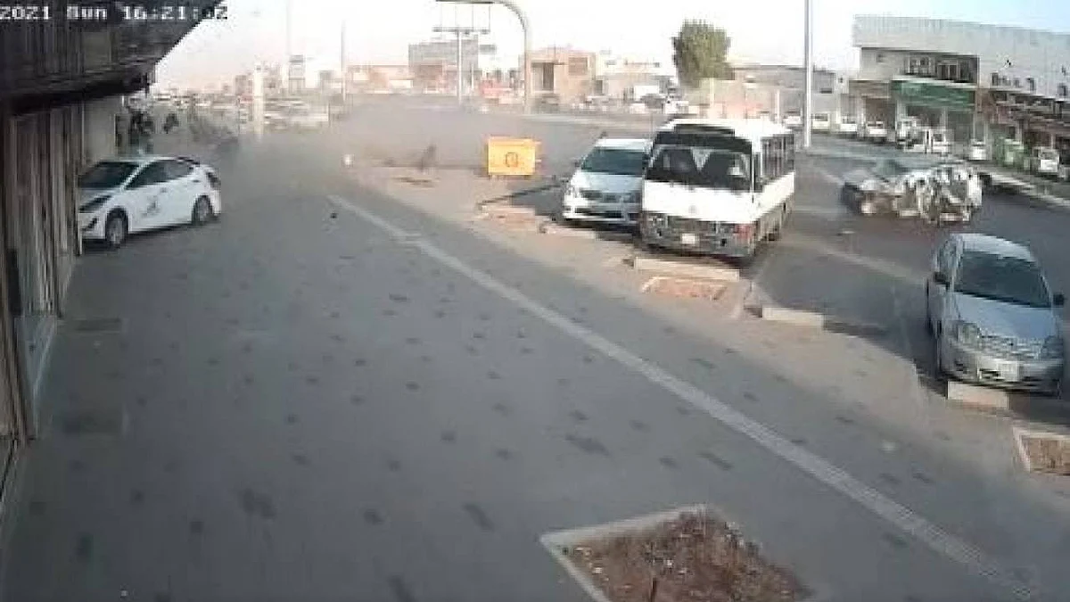 فيديو جديد يوثق حادث اصطدام مركبة بـ«سطحة» وسقوط قائدها على الأرض