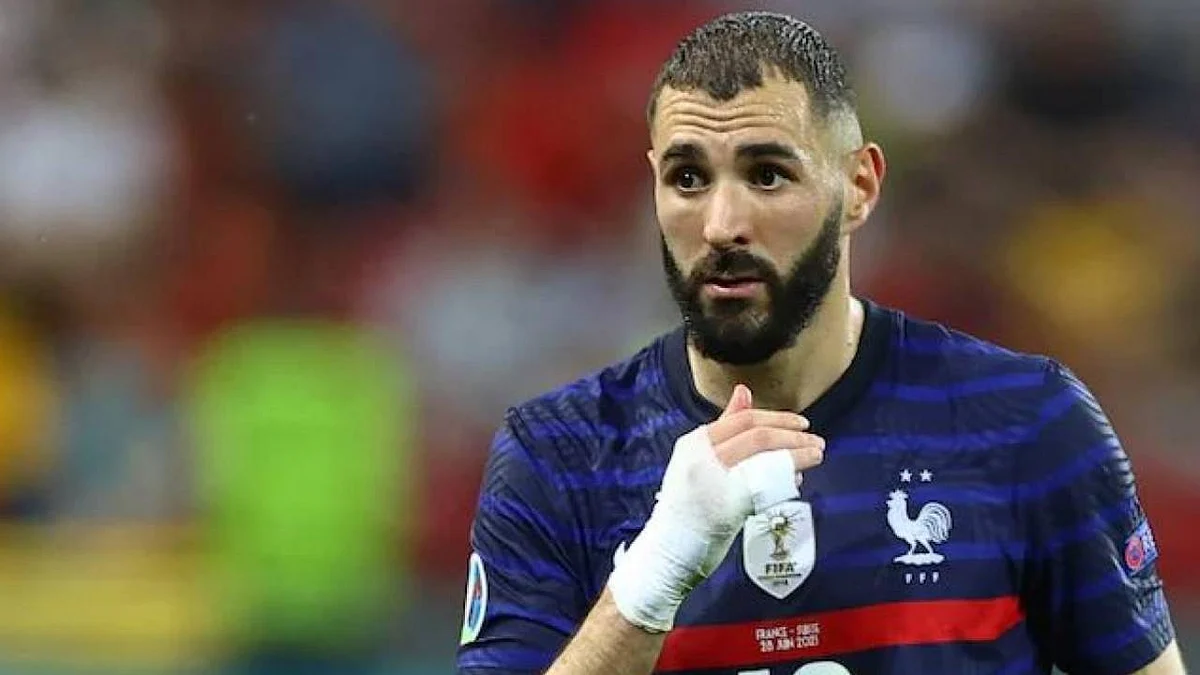 مسؤول يكشف موقف كريم بنزيما من المشاركة مع منتخب بلاده حال الحكم عليه