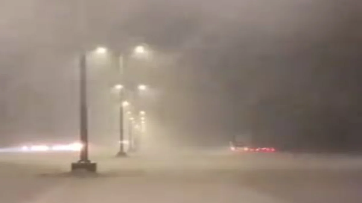مقطع يوثق الأمطار الغزيرة في محافظة أملج
