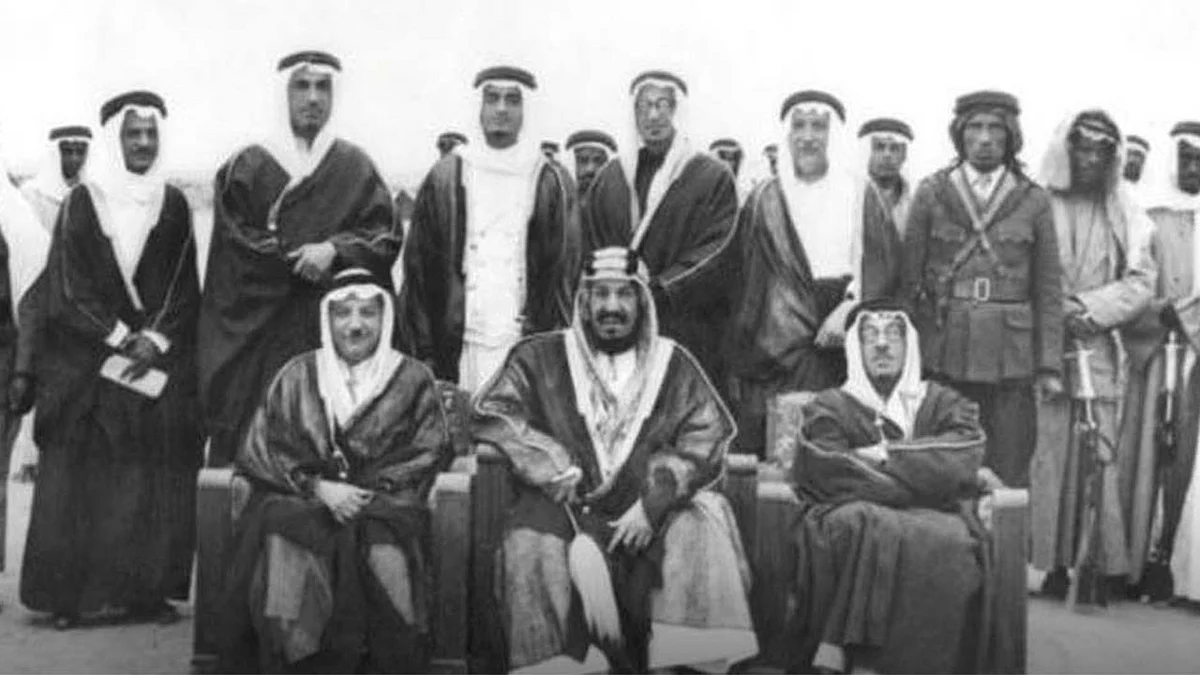 قبل 75 عامًا.. صورة نادرة تجمع الملكين عبدالعزيز وفهد