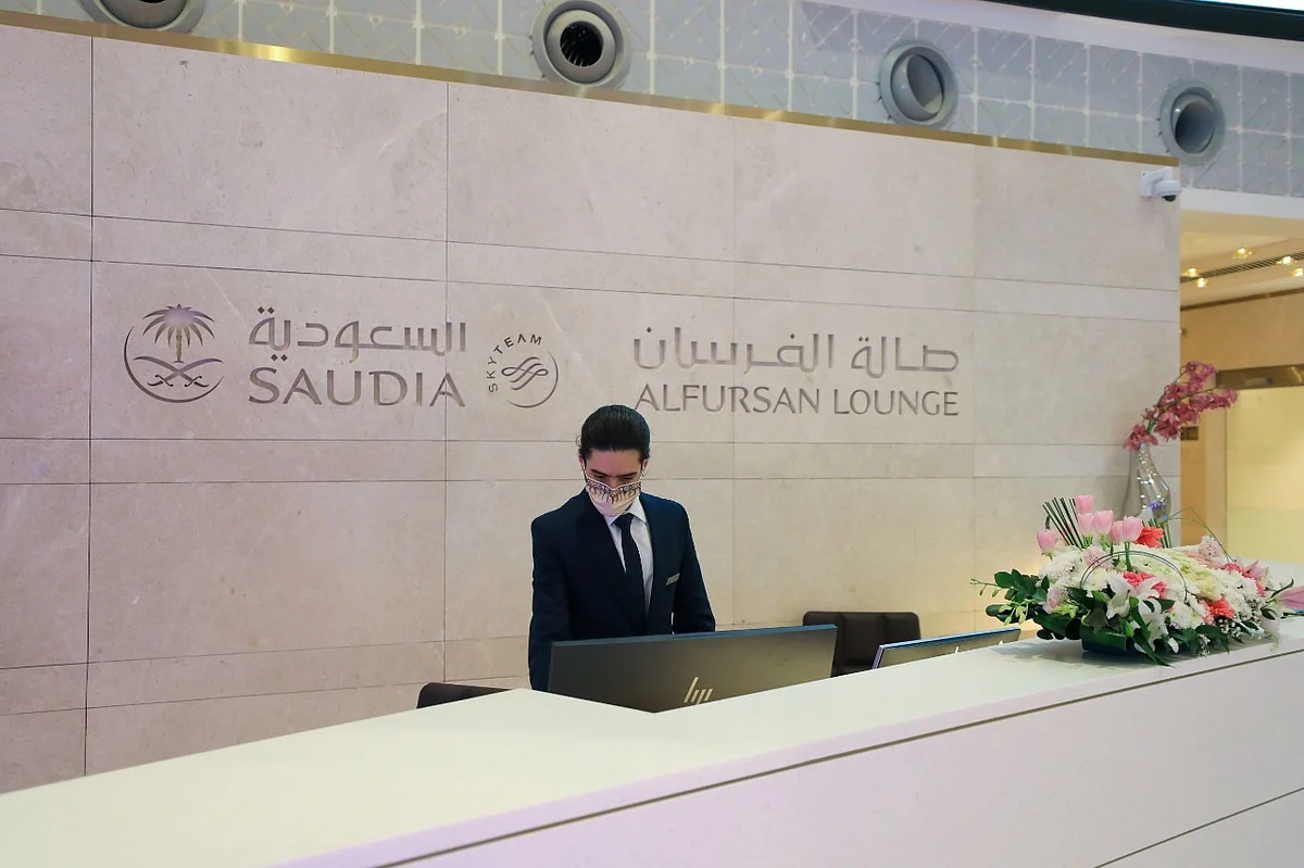 الخطوط السعودية تدشن أحدث صالات الفرسان وأكبرها على مستوى تحالف «سكاي تيم» العالمي