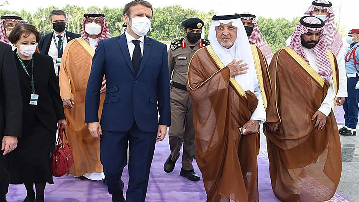 الرئيس الفرنسي يصل جدة في زيارة رسمية للمملكة
