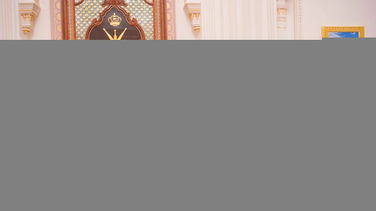 السلطان هيثم بن طارق يمنح ولي العهد وسام عُمان المدني من الدرجة الأولى