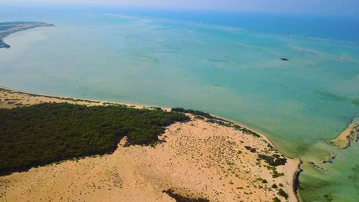 جزيرة حصر في عسير.. وجهة سياحية بشواطئ خلابة ورمال بيضاء ساحرة