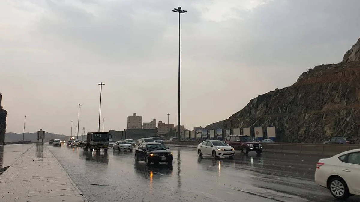 «أمن الطرق» يحذر مستخدمي الطرق في حائل من هطول الأمطار ونشاط الرياح