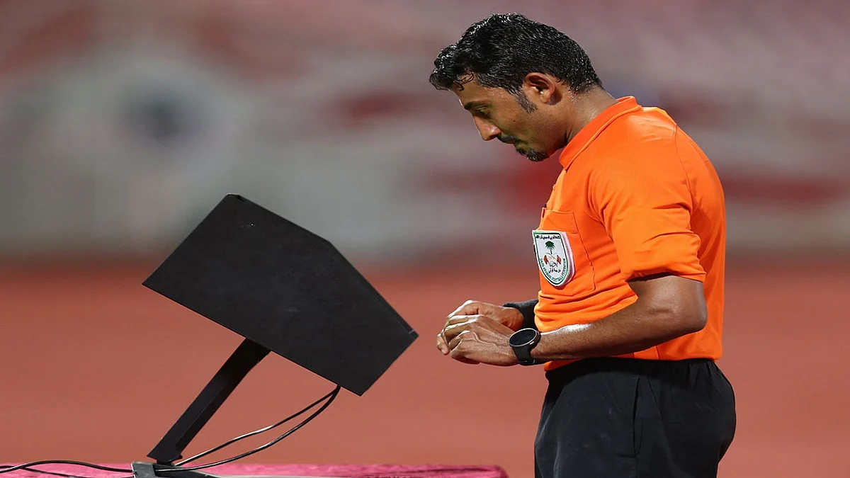 الأخطاء «الغريبة» تدفع الفتح لشكوى الحكم خالد صلوي