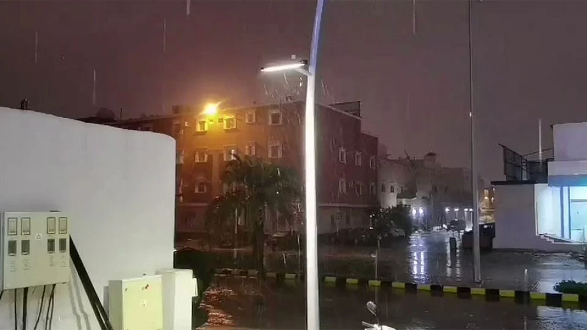 بالفيديو.. أمطار الخير ترسم لوحة بديعة في شوارع الرياض