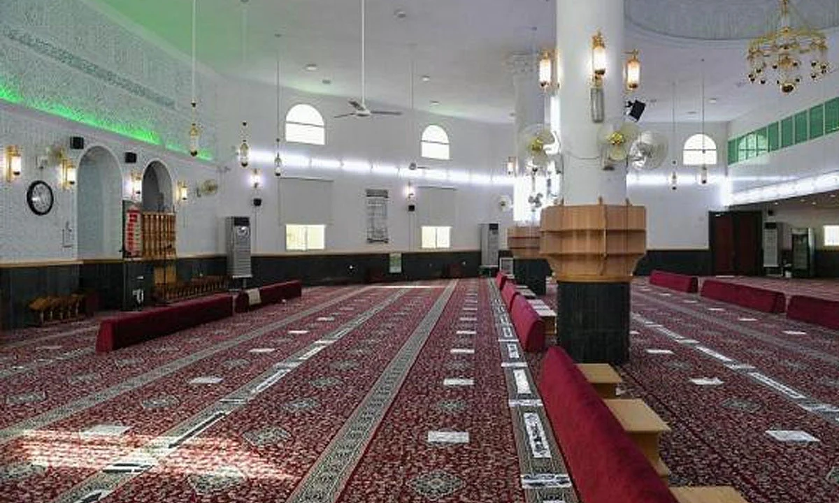 إغلاق 12 مسجدًا في 6 مناطق بعد تسجيل إصابات بكورونا في صفوف المصلين