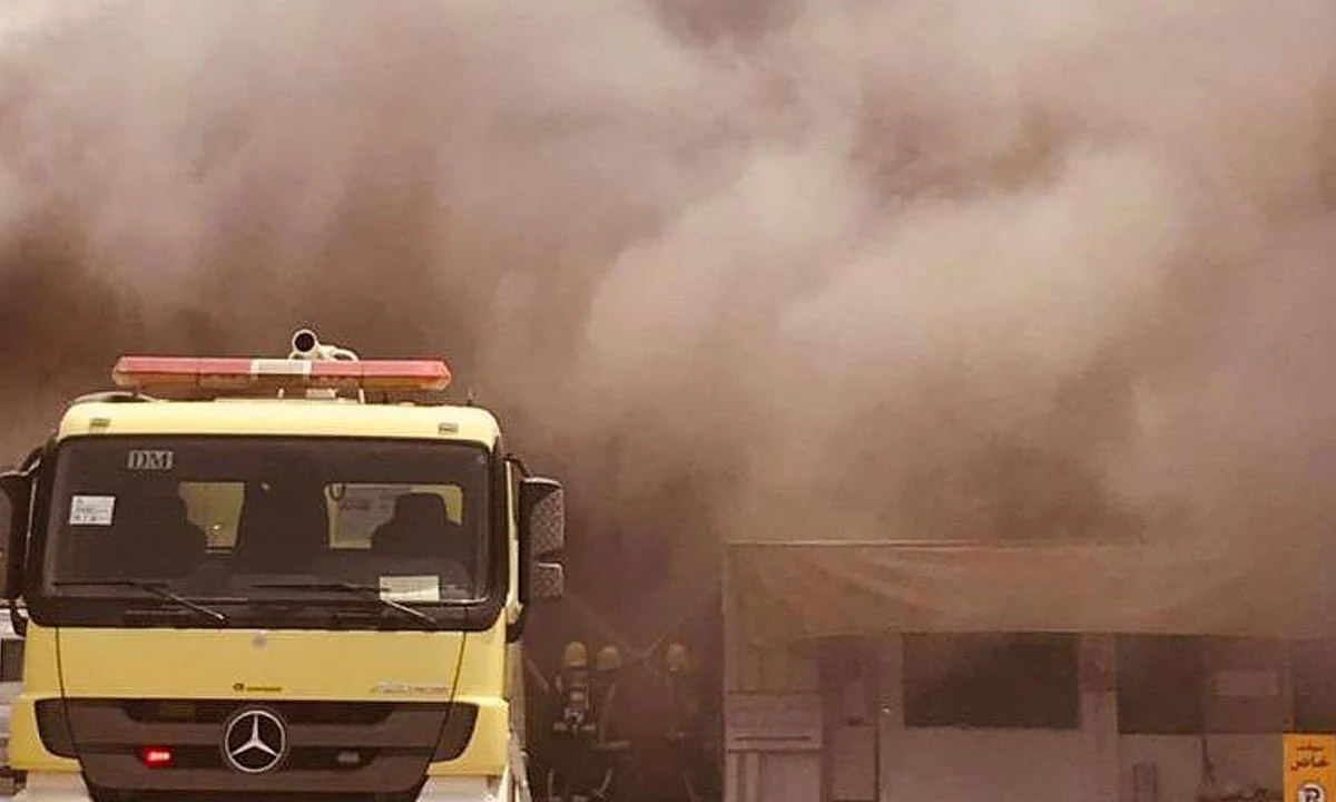 بالصور.. إخماد حريق اندلع في عدد من ورش صيانة المركبات بالدمام
