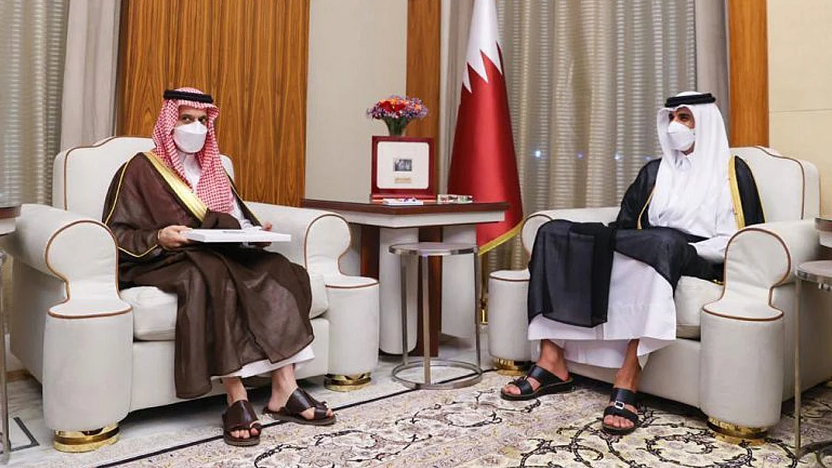 بالصور.. الشيخ تميم يستقبل الأمير فيصل بن فرحان في قصر البحر بالدوحة