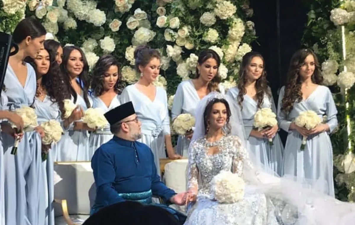 بالفيديو والصور.. ملك ماليزيا يتزوج حسناءً روسية
