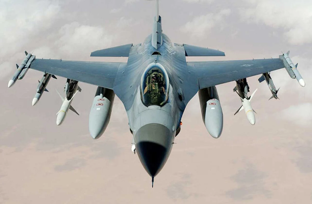 رحلة غرامية بمقاتلة F16 تنتهي باستقالة قائد عسكري أمريكي