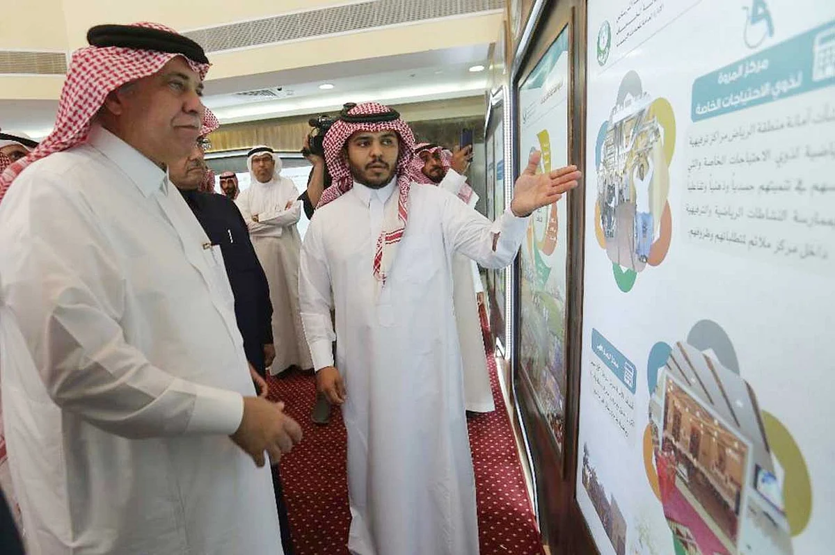  بالصور.. وزير البلديات يتفقد مراقبة الطرق وتصريف السيول بأمانة الرياض