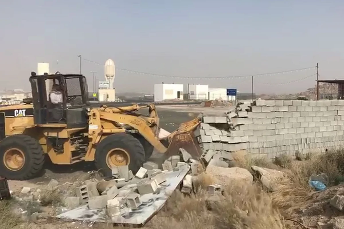 بالصور.. إزالة تعديات على أراضٍ حكومية بميقات السيل الكبير بالطائف